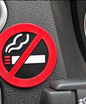 Автолюбителям могут законодательно запретить курение за рулем